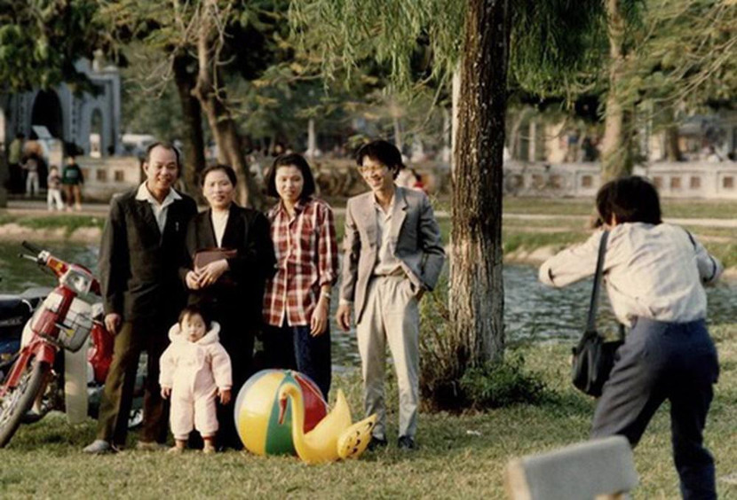 Thợ chụp ảnh dạo bên hồ Hoàn Kiếm Thợ chụp ảnh dạo bên hồ Hoàn Kiếm