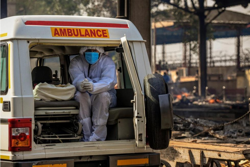 Người dân Ấn Độ chờ đợi tại một lò hỏa táng ở New Delhi để thực hiện các nghi thức cuối cùng cho một người thân Người dân Ấn Độ chờ đợi tại một lò hỏa táng ở New Delhi để thực hiện các nghi thức cuối cùng cho một người thân