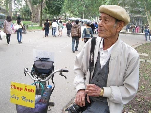 Một thợ ảnh ở công viên Bách Thảo Một thợ ảnh ở công viên Bách Thảo