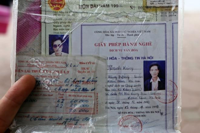 Giấy phép hành nghề của một thợ ảnh bên hồ Gươm xưa Giấy phép hành nghề của một thợ ảnh bên hồ Gươm xưa