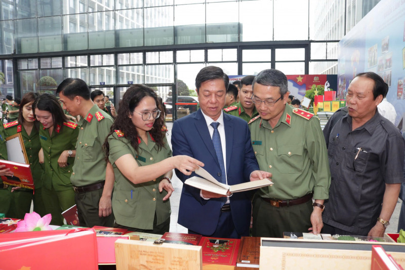 Các đại biểu tham quan triển lãm sách sau buổi lễ.