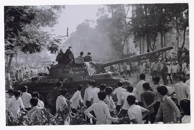 Bức ảnh phản ánh không khí của Sài Gòn năm 1975 khi xe tăng của Quân giải phóng tiến đánh Dinh Độc Lập. Tác giả: Nhà báo Đinh Quang Thành.