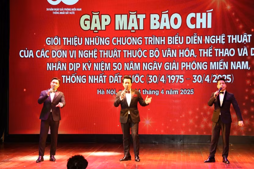 Một tiết mục nghệ thuật tại buổi gặp mặt báo chí thông tin về chương trình.