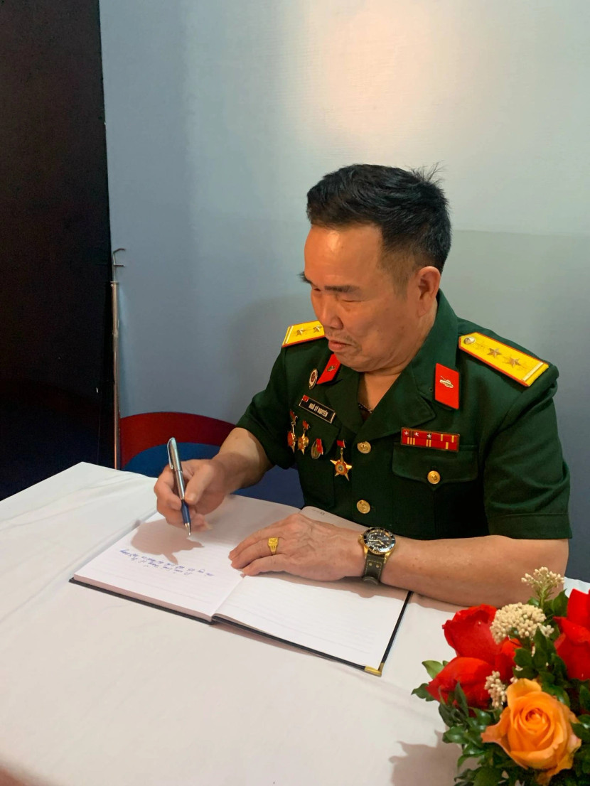 Cựu pháo thủ Ngô Sỹ Nguyên - người có mặt trong chiếc xe tăng T59, số hiệu 390, từng húc đổ cổng Dinh Độc Lập - chia sẻ cảm tưởng tại trưng bày "Non sông liền một dải" Cựu pháo thủ Ngô Sỹ Nguyên - người có mặt trong chiếc xe tăng T59, số hiệu 390, từng húc đổ cổng Dinh Độc Lập - chia sẻ cảm tưởng tại trưng bày "Non sông liền một dải"