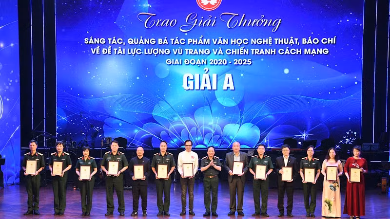 Ban tổ chức trao tặng giải thưởng cho các tác giả, nhóm tác giả đạt giải A. Ban tổ chức trao tặng giải thưởng cho các tác giả, nhóm tác giả đạt giải A.