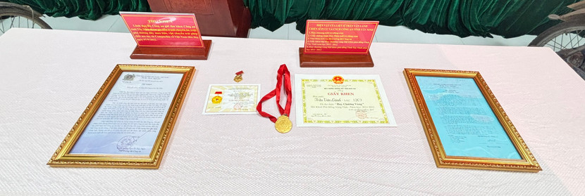 Hiện vật do gia đình liệt sĩ Trần Văn Lành hiến tặng cho bảo tàng CAND Hiện vật do gia đình liệt sĩ Trần Văn Lành hiến tặng cho bảo tàng CAND