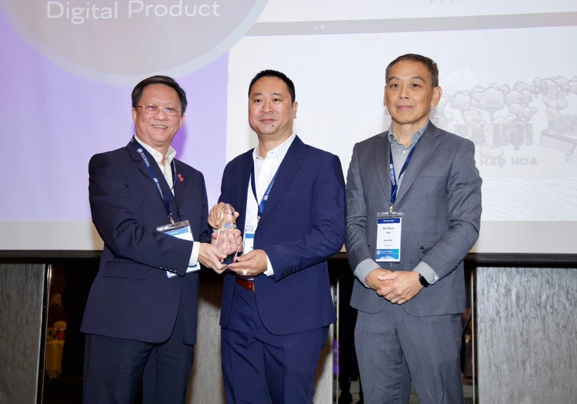 FFại diện Báo Điện tử VietnamPlus nhận giải thưởng tại Malaysia