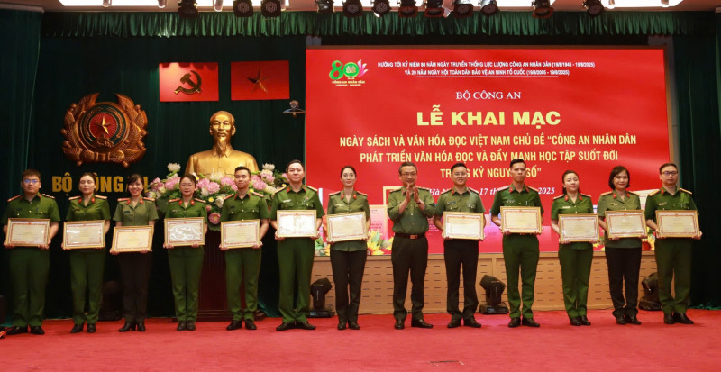 Trung tướng Nguyễn Ngọc Toàn trao giải Nhất Cuộc thi Đại sứ Văn hoá đọc trong CAND năm 2025 cho các cá nhân.