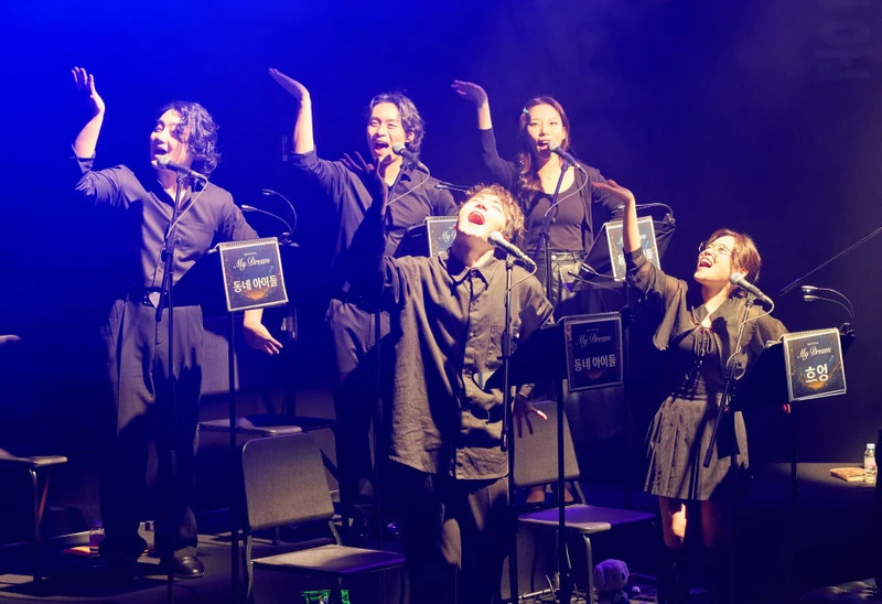 Các nghệ sĩ Hàn Quốc tại buổi diễn đọc vở nhạc kịch "Ước mơ của em" phiên bản Hàn Quốc (Ảnh: NHTT). Các nghệ sĩ Hàn Quốc tại buổi diễn đọc vở nhạc kịch "Ước mơ của em" phiên bản Hàn Quốc (Ảnh: NHTT).