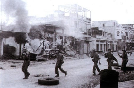 Bộ đội Sư đoàn 341, Quân đoàn 4, tiến công giải phóng thị xã Xuân Lộc, đập tan tuyến phòng thủ mạnh nhất phía đông Sài Gòn, ngày 21/4/1975.