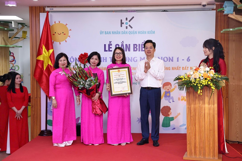 Bí thư Quận ủy, Chủ tịch HĐND quận Hoàn Kiếm Vũ Đăng Định trao Bằng công nhận công trình chào mừng kỷ niệm 50 năm Ngày giải phóng miền Nam, thống nhất đất nước cho thầy và trò Trường Mầm Non 1-6. Bí thư Quận ủy, Chủ tịch HĐND quận Hoàn Kiếm Vũ Đăng Định trao Bằng công nhận công trình chào mừng kỷ niệm 50 năm Ngày giải phóng miền Nam, thống nhất đất nước cho thầy và trò Trường Mầm Non 1-6.