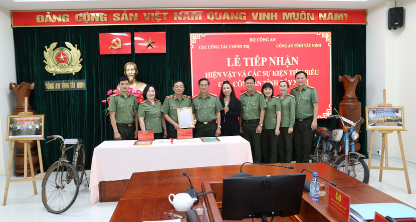 Thiếu tướng Đặng Ngọc Bách, Phó Cục trưởng Cục Công tác chính trị và Đại tá Nguyễn Văn Trãi, Giám đốc Công an tỉnh Tây Ninh cùng các CBCS tại lễ tiếp nhận hiện vật. Thiếu tướng Đặng Ngọc Bách, Phó Cục trưởng Cục Công tác chính trị và Đại tá Nguyễn Văn Trãi, Giám đốc Công an tỉnh Tây Ninh cùng các CBCS tại lễ tiếp nhận hiện vật.