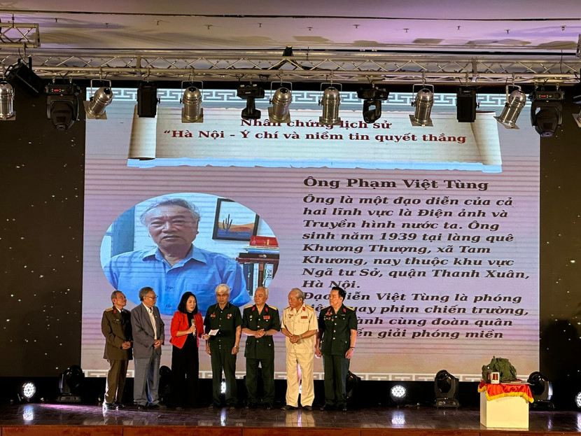 Phần giao lưu cùng những người lính xe tăng 390 và đạo diễn Phạm Việt Tùng Phần giao lưu cùng những người lính xe tăng 390 và đạo diễn Phạm Việt Tùng