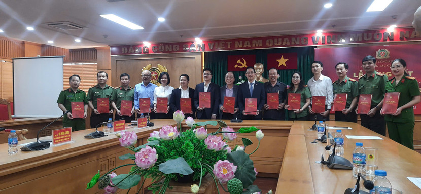 13 đơn vị trong và ngoài lực lượng CAND ký kết chương trình hợp tác, chia sẻ hoạt động thư viện.