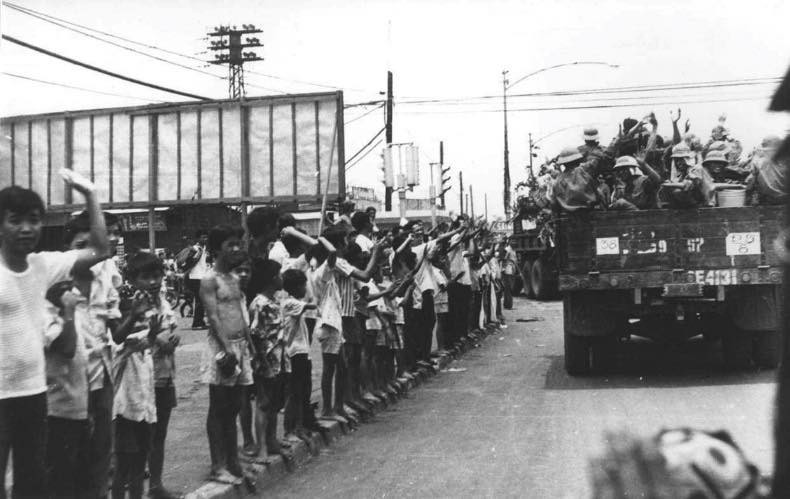 Nhân dân chào đón những đoàn Quân giải phóng tiến vào Trung tâm Thành phố, ngày 30/4/1975. Ảnh: Nhà báo Trần Mai Hưởng.
