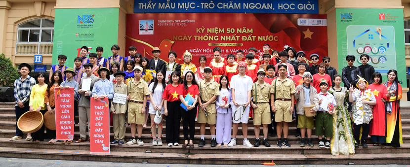 Thầy và trò trường THCS &amp; THPT Nguyễn Siêu tham dự Ngày hội Sách và Văn hóa đọc.