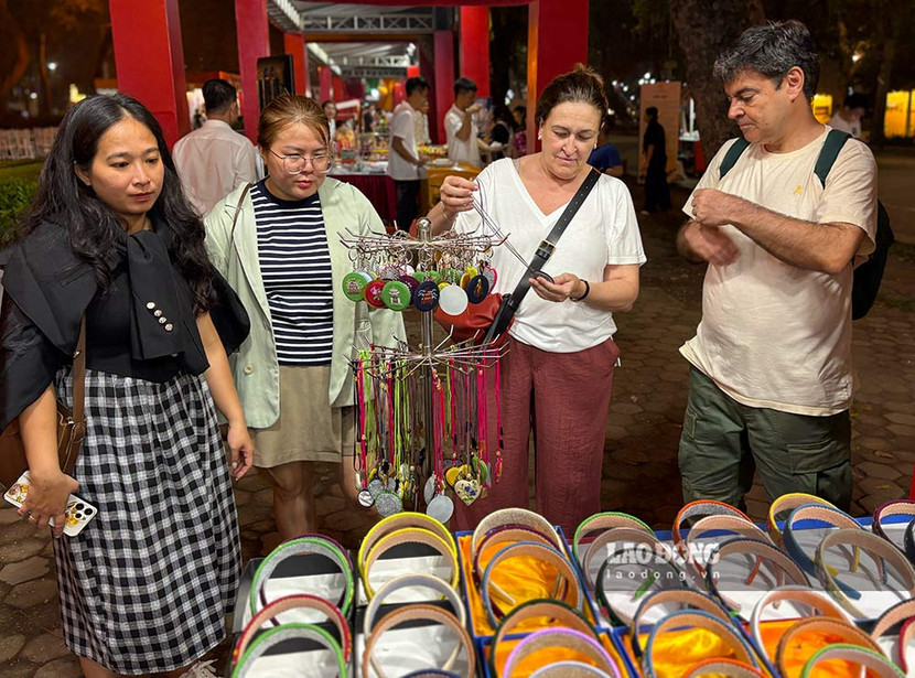 Lễ hội thu hút đông đảo du khách trong và ngoài nước tới tham dự. Lễ hội thu hút đông đảo du khách trong và ngoài nước tới tham dự.