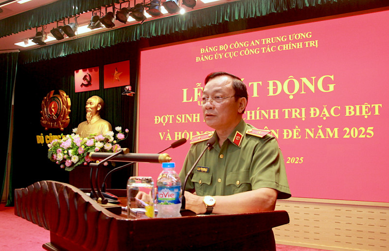 Thiếu tướng Đặng Ngọc Bách phát động đợt sinh hoạt chính trị đặc biệt và quán triệt nội dung các chuyên đề tại hội nghị.