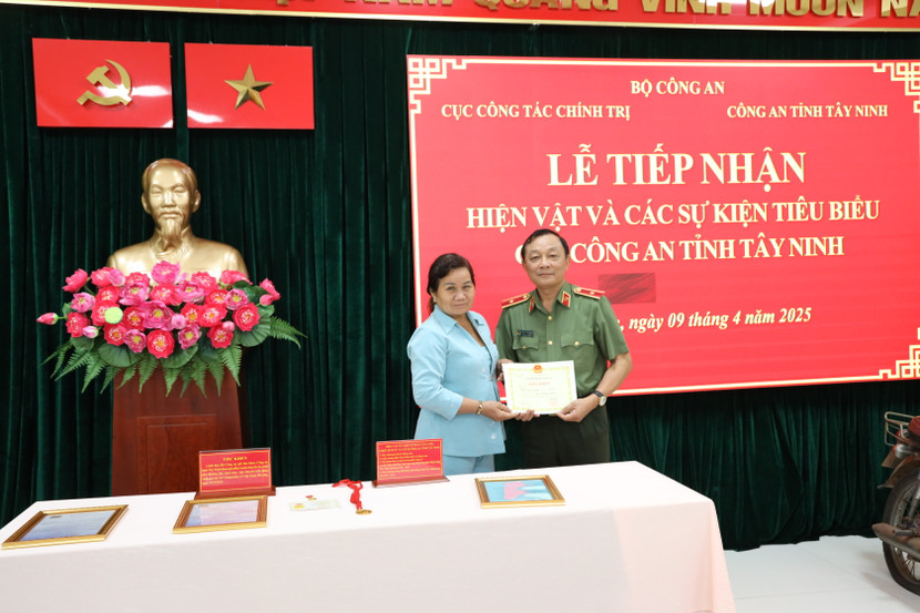 Thiếu tướng Đặng Ngọc Bách, Phó Cục trưởng Cục Công tác chính trị tiếp nhận hiện vật từ mẹ của liệt sĩ Trần Văn Lành. Thiếu tướng Đặng Ngọc Bách, Phó Cục trưởng Cục Công tác chính trị tiếp nhận hiện vật từ mẹ của liệt sĩ Trần Văn Lành.