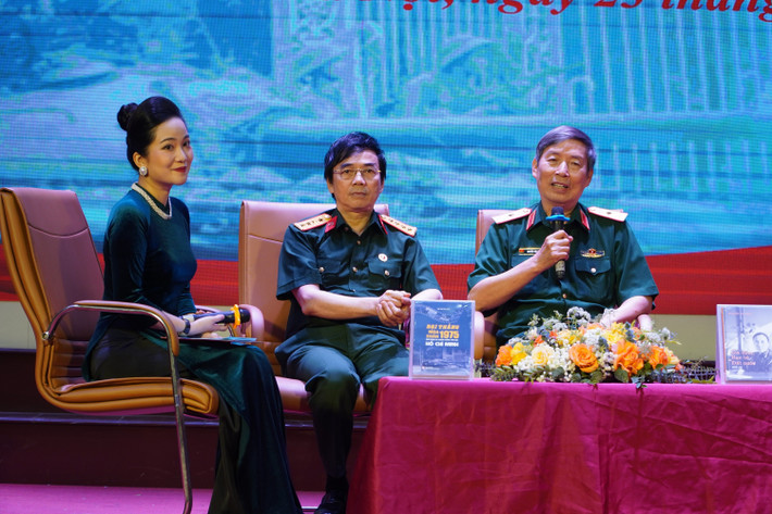 Thiếu tướng Nguyễn Văn Tài (người cầm micro) và Tiến sĩ, bác sĩ Đàm Duy Thiên tại buổi tọa đàm.