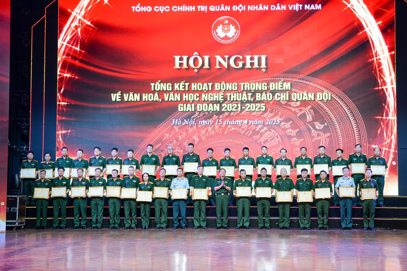 Trung tướng Trương Thiên Tô trao thưởng tặng các tập thể, cá nhân.