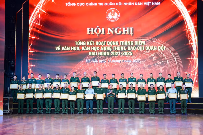 Trung tướng Trương Thiên Tô trao thưởng tặng các tập thể, cá nhân.