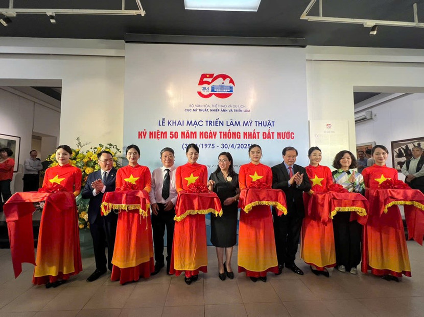 Các đại biểu cắt băng khai mạc triển lãm