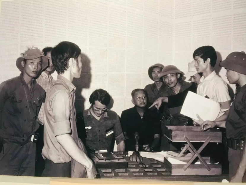 Tổng thống chính quyền Sài Gòn Dương Văn Minh (người ngồi bên phải) đọc tuyên bố đầu hàng vô điều kiện tại Đài Phát thanh Sài Gòn, trưa ngày 30/4/1975 Tổng thống chính quyền Sài Gòn Dương Văn Minh (người ngồi bên phải) đọc tuyên bố đầu hàng vô điều kiện tại Đài Phát thanh Sài Gòn, trưa ngày 30/4/1975