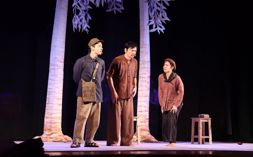 Vở kịch nói "Bạch đàn liễu", tác giả Xuân Trình, đạo diễn - NSƯT Trần Lực Vở kịch nói "Bạch đàn liễu", tác giả Xuân Trình, đạo diễn - NSƯT Trần Lực