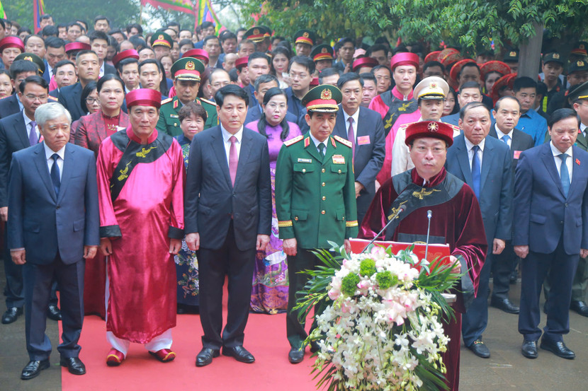 Chủ tịch UBND tỉnh Phú Thọ Bùi Văn Quang kính cẩn đọc Chúc văn tưởng niệm các Vua Hùng.