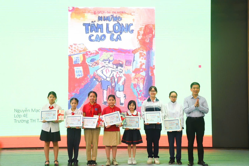 Trao giải thưởng hội thi vẽ tranh nội dung cuốn sách em yêu.