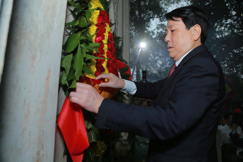 Chủ tịch nước Lương Cường và các đại biểu đặt vòng hoa tại Lăng Hùng Vương.
