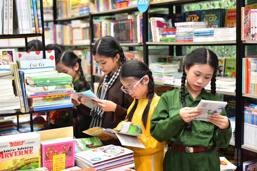 Độc giả trải nghiệm hoạt động tại Phố sách Hà Nội.