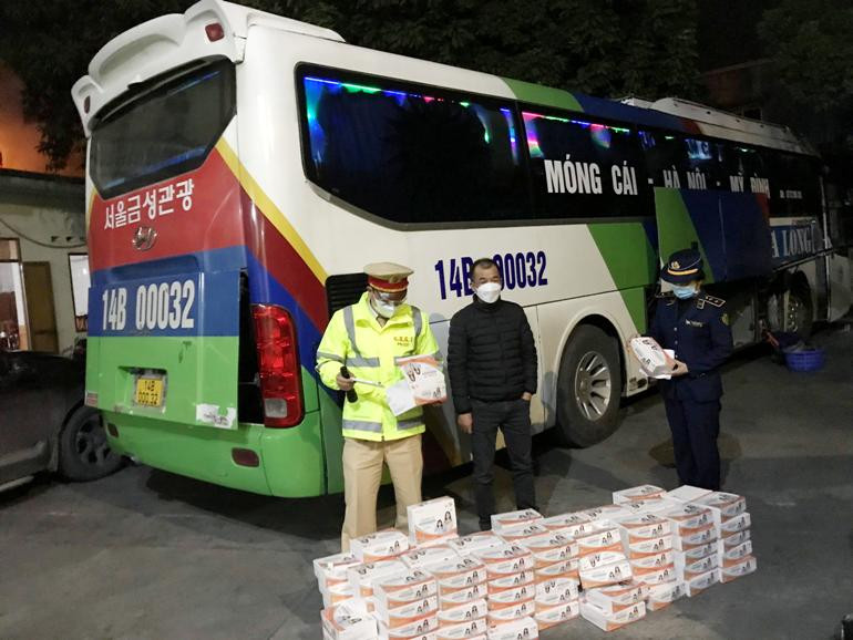 Lực lượng chức năng kiểm tra, phát hiện bộ kit test nhanh Covid-19 vi phạm