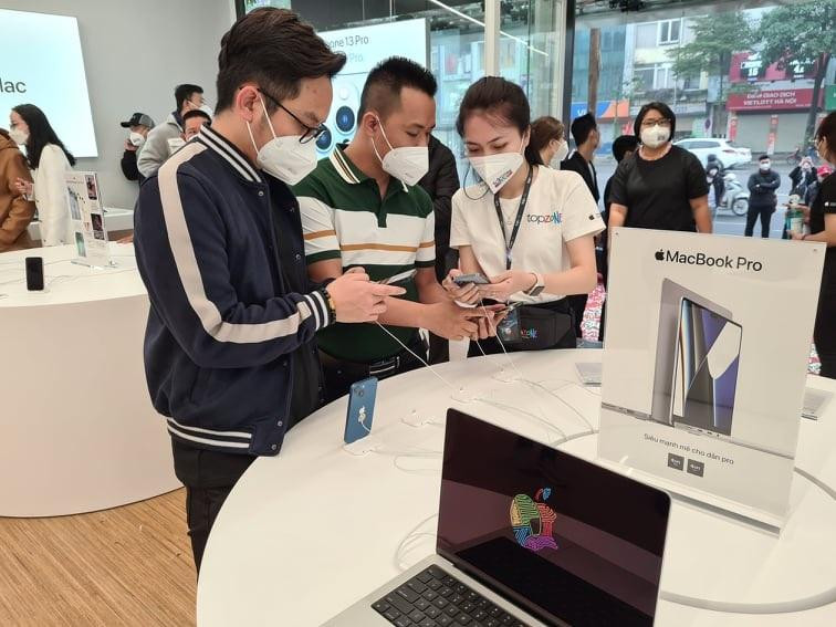 TopZone Xã Đàn là cửa hàng cao cấp đầu tiên tại Việt Nam chuyên doanh các sản phẩm Apple