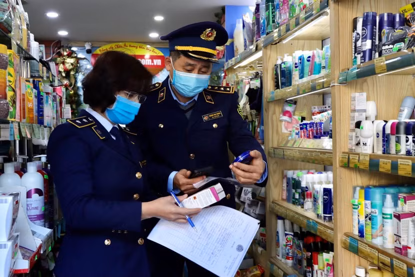 Lực lượng chức năng kiểm tra cửa hàng thuộc Hệ thống Ngôi nhà Đức Lực lượng chức năng kiểm tra cửa hàng thuộc Hệ thống Ngôi nhà Đức