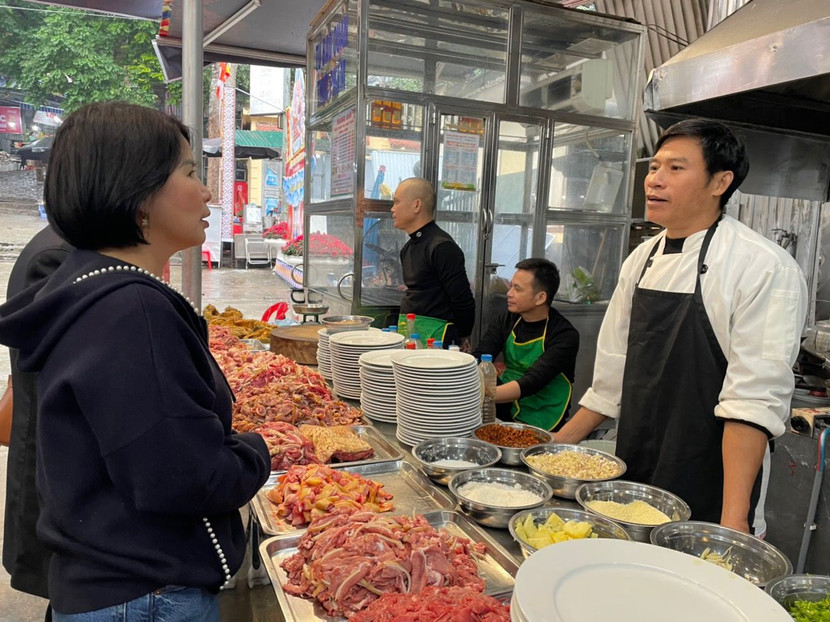 Giám đốc Sở Y tế Hà Nội Trần Thị Nhị Hà kiểm tra một cơ sở kinh doanh thực phẩm ở chùa Hương Giám đốc Sở Y tế Hà Nội Trần Thị Nhị Hà kiểm tra một cơ sở kinh doanh thực phẩm ở chùa Hương