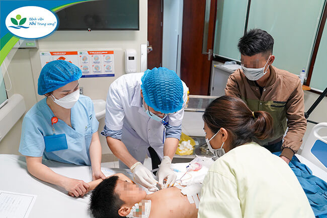 Bé trai 7 tuổi được cấp cứu tại Bệnh viện Nhi Trung ương do nhiều vết thương chó cắn Bé trai 7 tuổi được cấp cứu tại Bệnh viện Nhi Trung ương do nhiều vết thương chó cắn