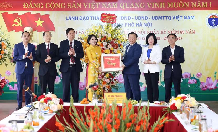 Bí thư Thành ủy Đinh Tiến Dũng chúc mừng ngành y tế Thủ đô