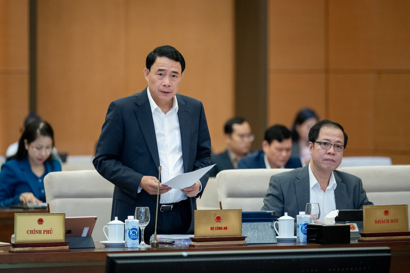 Thứ trưởng Bộ Công an Lê Quốc Hùng báo cáo tại phiên họp UBTVQH