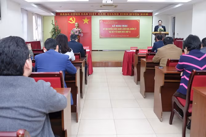 Phó Giám đốc Sở Y tế Hà Nội Trần Văn Chung phát biểu khai mạc kỳ thi