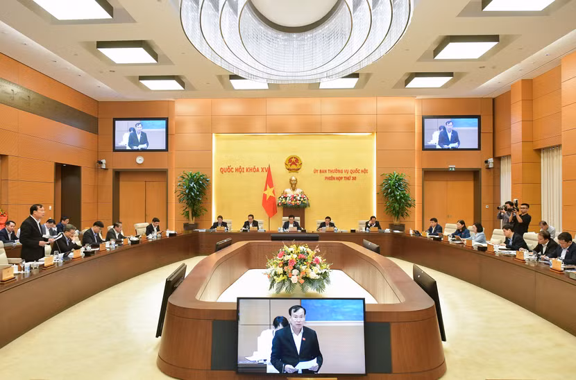 Chủ nhiệm Ủy ban Quốc phòng và An ninh của Quốc hội Lê Tấn Tới báo cáo thẩm tra Chủ nhiệm Ủy ban Quốc phòng và An ninh của Quốc hội Lê Tấn Tới báo cáo thẩm tra