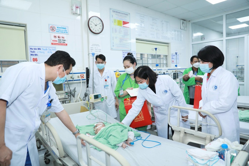 Phó Bí thư Thường trực Thành ủy tặng quà Tết bệnh nhi đang điều trị tại Bệnh viện Xanh Pôn Phó Bí thư Thường trực Thành ủy tặng quà Tết bệnh nhi đang điều trị tại Bệnh viện Xanh Pôn