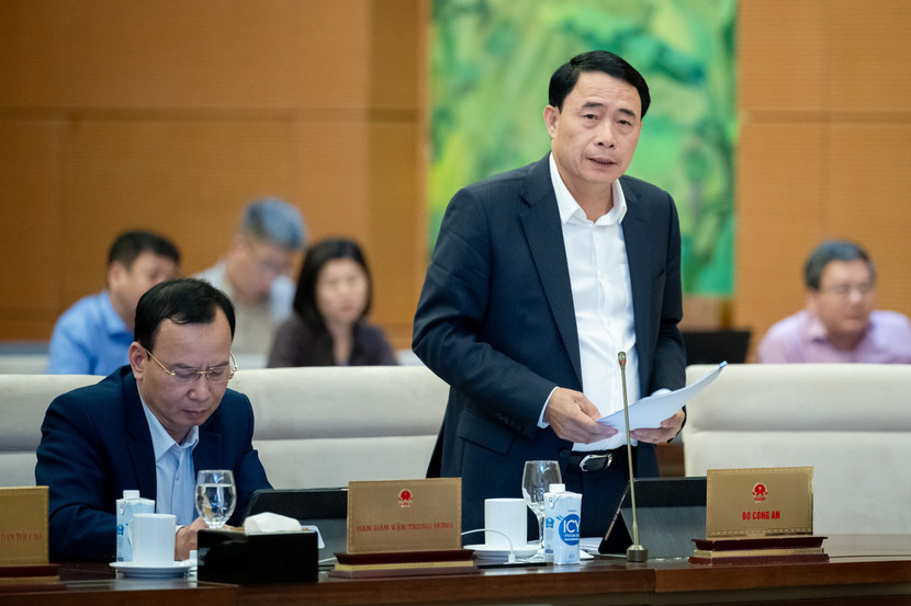 Thứ trưởng Bộ Công an Lê Quốc Hùng phát biểu tại phiên họp