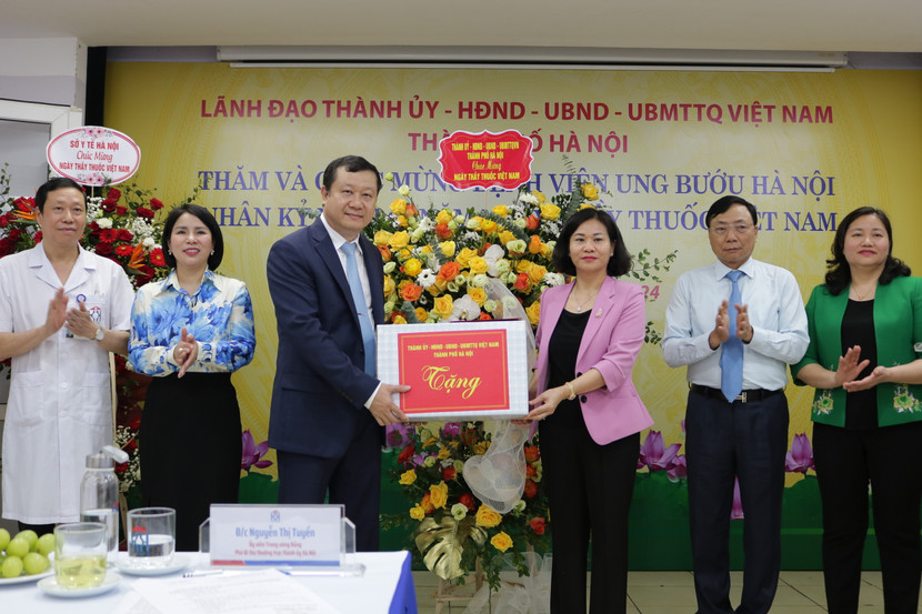 Phó Bí thư Thường trực Thành ủy Hà Nội chúc mừng Bệnh viện Ung bướu Hà Nội Phó Bí thư Thường trực Thành ủy Hà Nội chúc mừng Bệnh viện Ung bướu Hà Nội