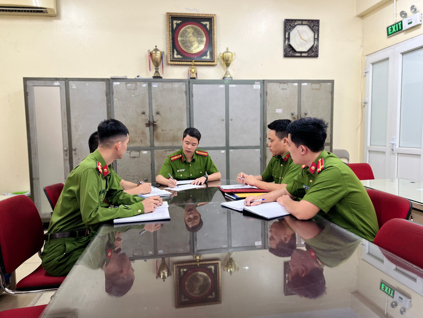 Thiếu tá Hoàng Mạnh Hùng cùng đồng đội điều tra, khám phá nhiều vụ án hình sự, đặc biệt là những chuyên án đấu tranh chính trị, tội phạm nguy hiểm và đặc biệt nguy hiểm... Thiếu tá Hoàng Mạnh Hùng cùng đồng đội điều tra, khám phá nhiều vụ án hình sự, đặc biệt là những chuyên án đấu tranh chính trị, tội phạm nguy hiểm và đặc biệt nguy hiểm...