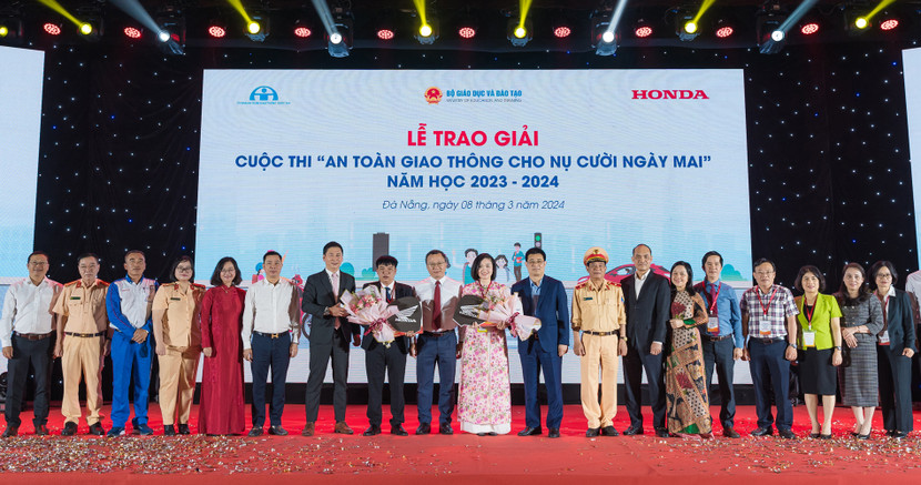 Các vị đại biểu chụp ảnh lưu niệm cùng hai giáo viên đạt giải xuất sắc