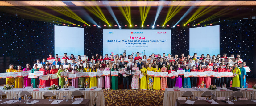 Các vị đại biểu chụp ảnh lưu niệm cùng hai giáo viên đạt giải xuất sắc