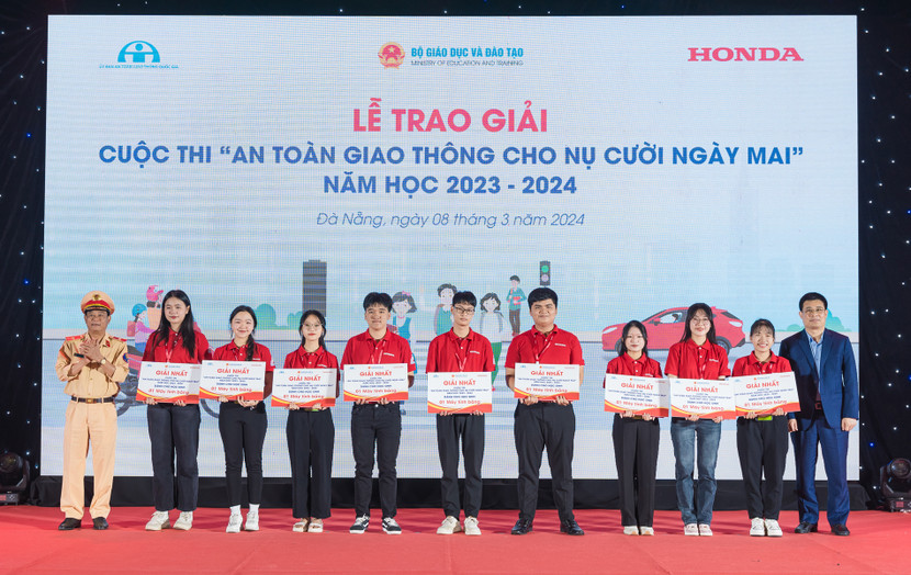 Các em học sinh nhận giải thưởng tại buổi lễ