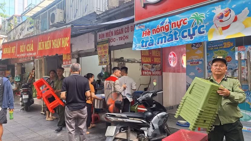 Trường hợp cố tình lấn chiếm vỉa hè để kinh doanh buôn bán sẽ bị xử lý nghiêm